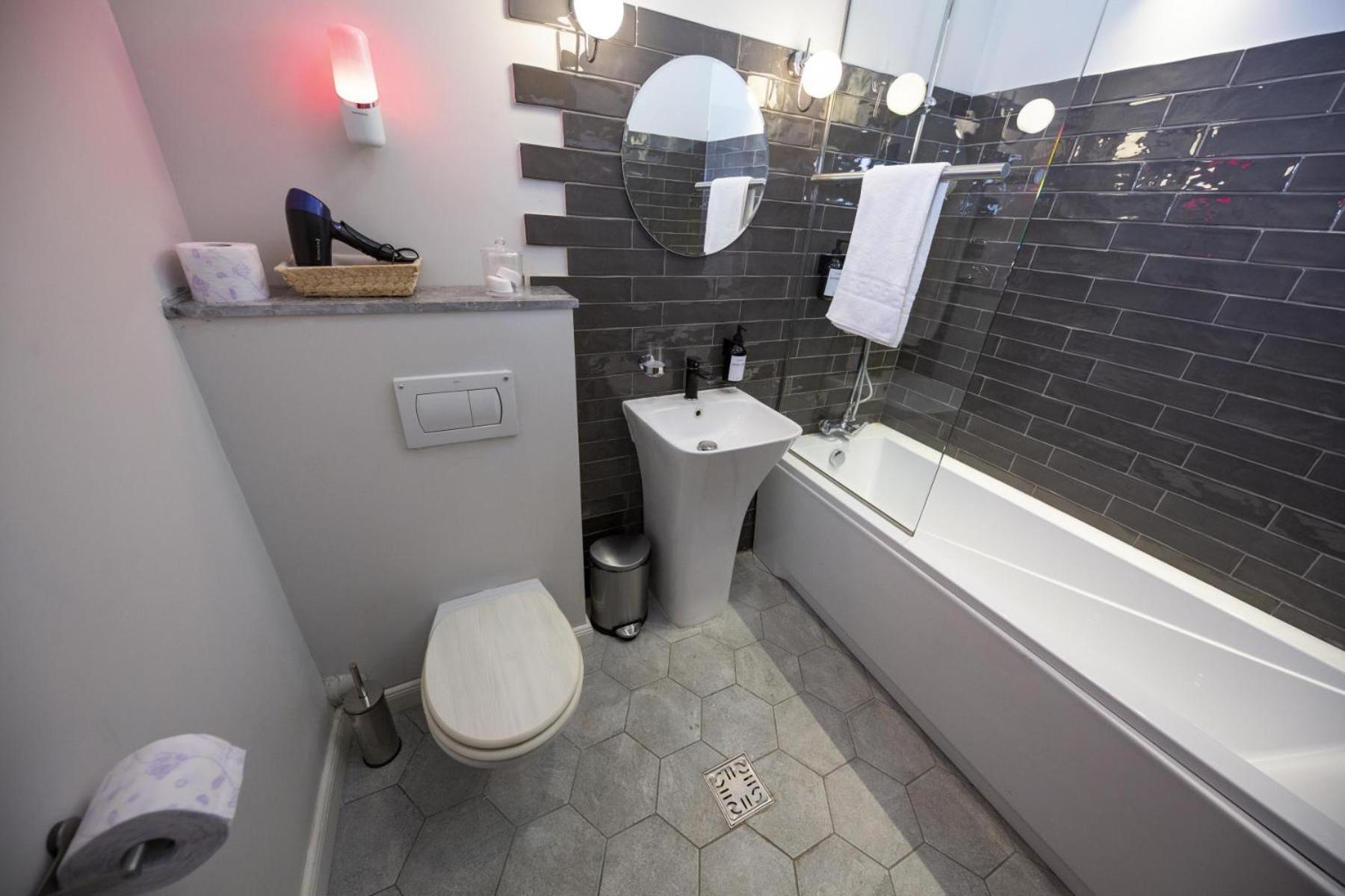 Athenaeum Spacious& Cozy 1br Prime Location W Balcony *