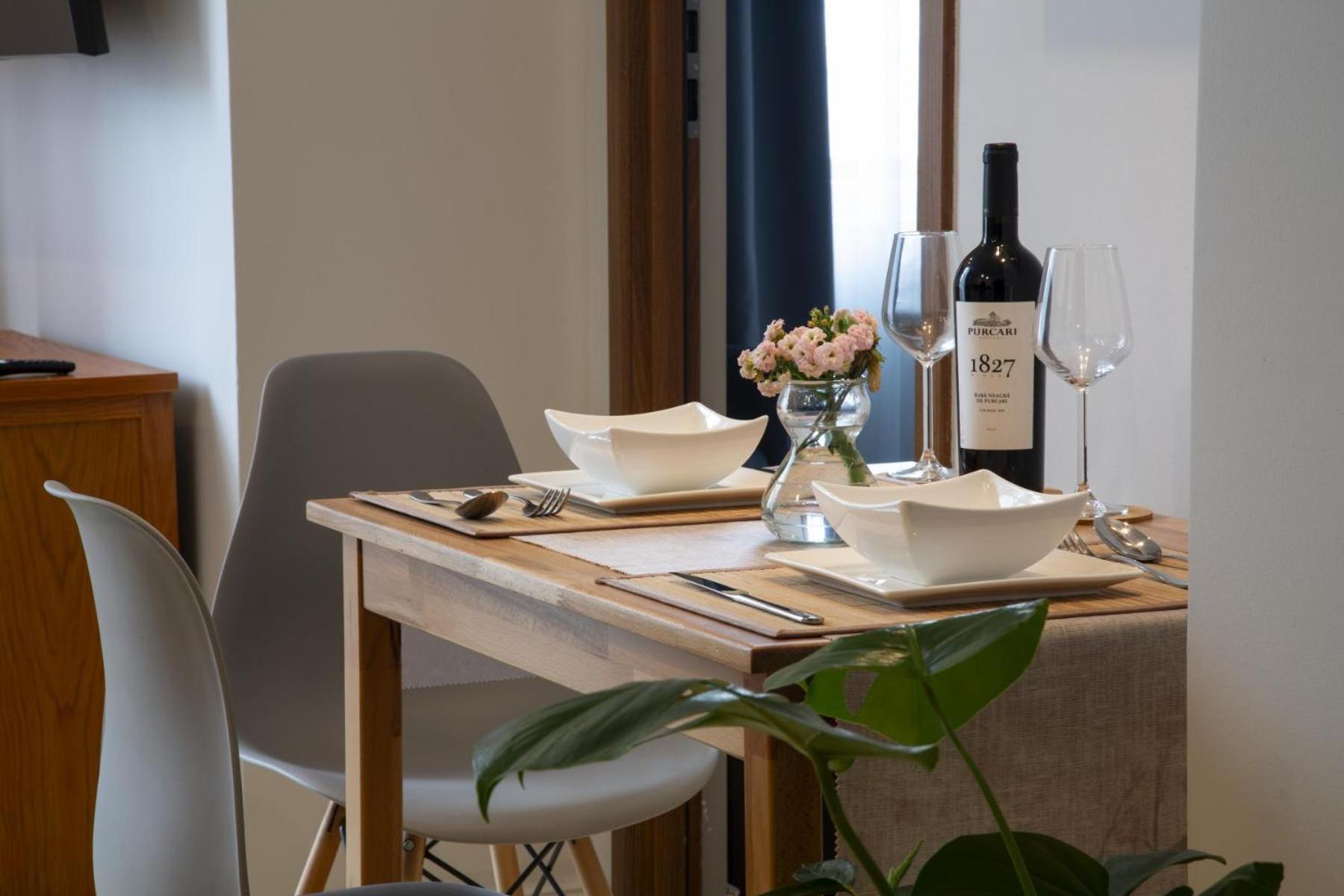 Athenaeum Spacious& Cozy 1br Prime Location W Balcony * Bucharest