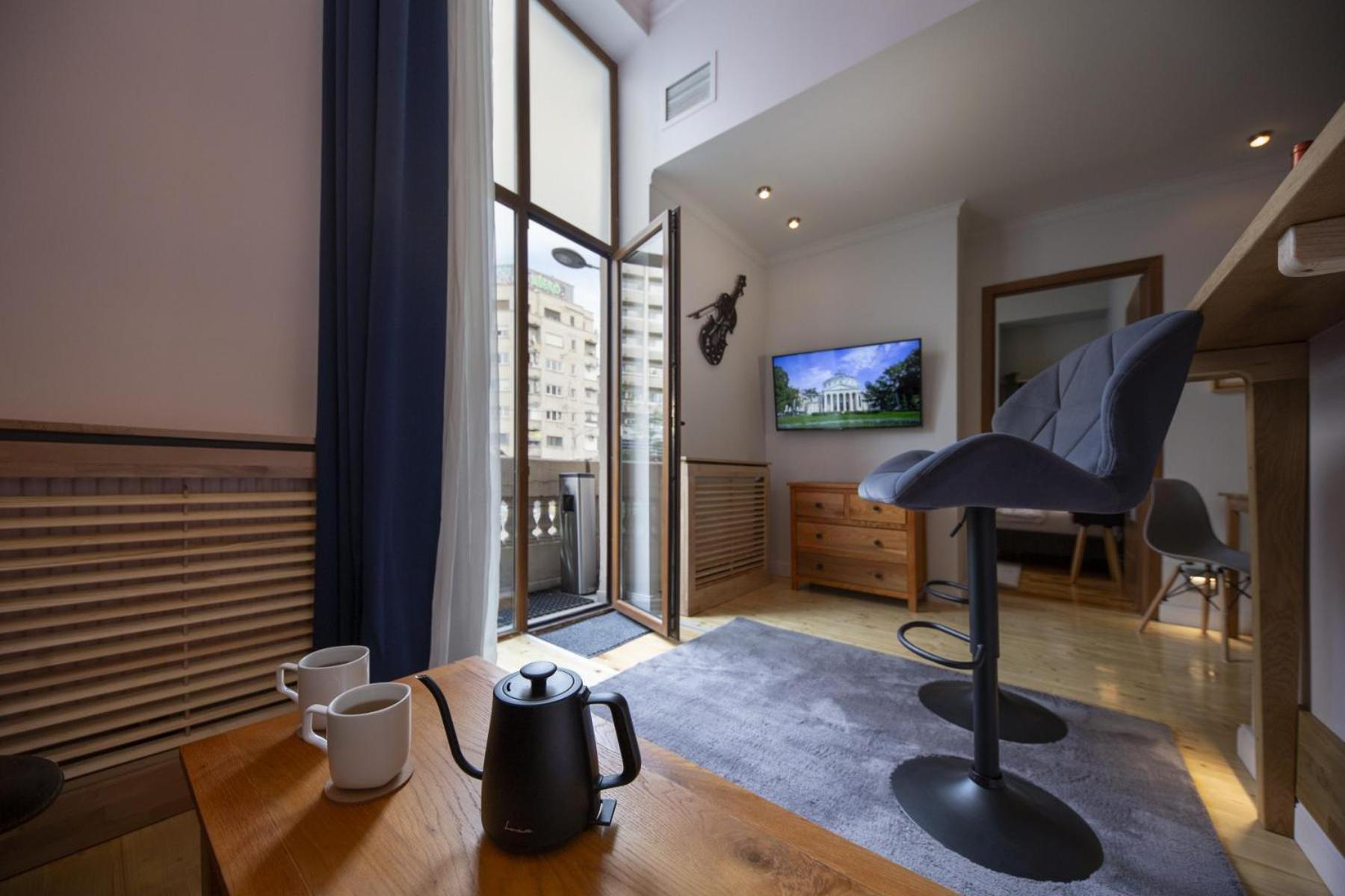 Athenaeum Spacious& Cozy 1br Prime Location W Balcony * Bucharest
