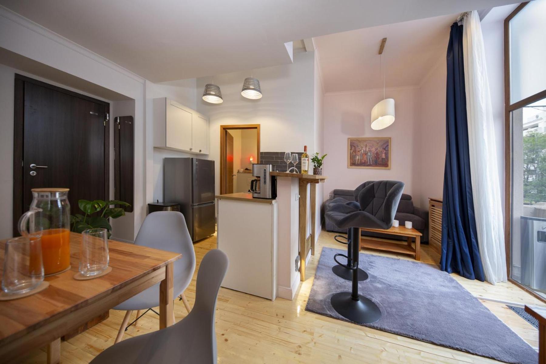 Athenaeum Spacious& Cozy 1br Prime Location W Balcony Apartment *